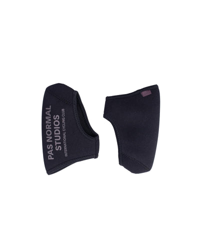 Cubrepuntera Pas Normal Studios Logo Unisex Negro